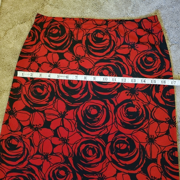 Sassy red flowery knee length pencil skirt - Picture 7 of 8